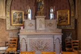 <center>Eglise Saint-Pierre</center>Le bas-côté droit. Chapelle Saint-Joseph (XVe-XIXe siècle). Culots sculptés des arcs de la voûte (XVe siècle) : à droite de l’autel, un blason ; à gauche, une quintefeuille (fleur héraldique).